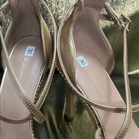✨💛 BCBGeneration Gold Metallic Cross-Strap Pointed-Toe Heels 💛✨ - Picture 5 of 11